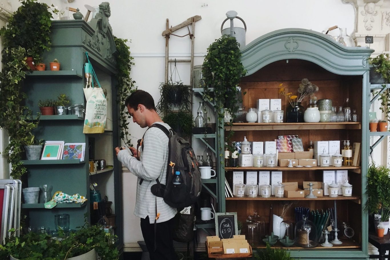 Persona en la galería de arte y tienda de antigüedades EstigiArt